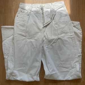 Vida vita jeans - Har lite småfläckar, går säkert bort i tvätten ✨