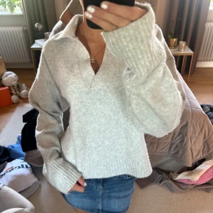 Stickad tröja  - Super söt grå tröja från Monki!