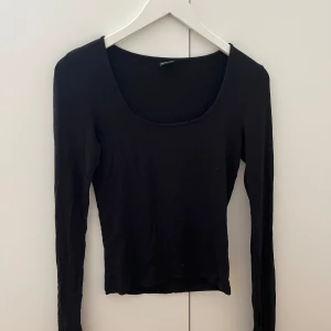 Svart tröja  - En långarmad svart tröja från Gina som är öppen längst ner på båda armarna, driv gärna vid frågor annars använd gärna ”köp nu” knappen 