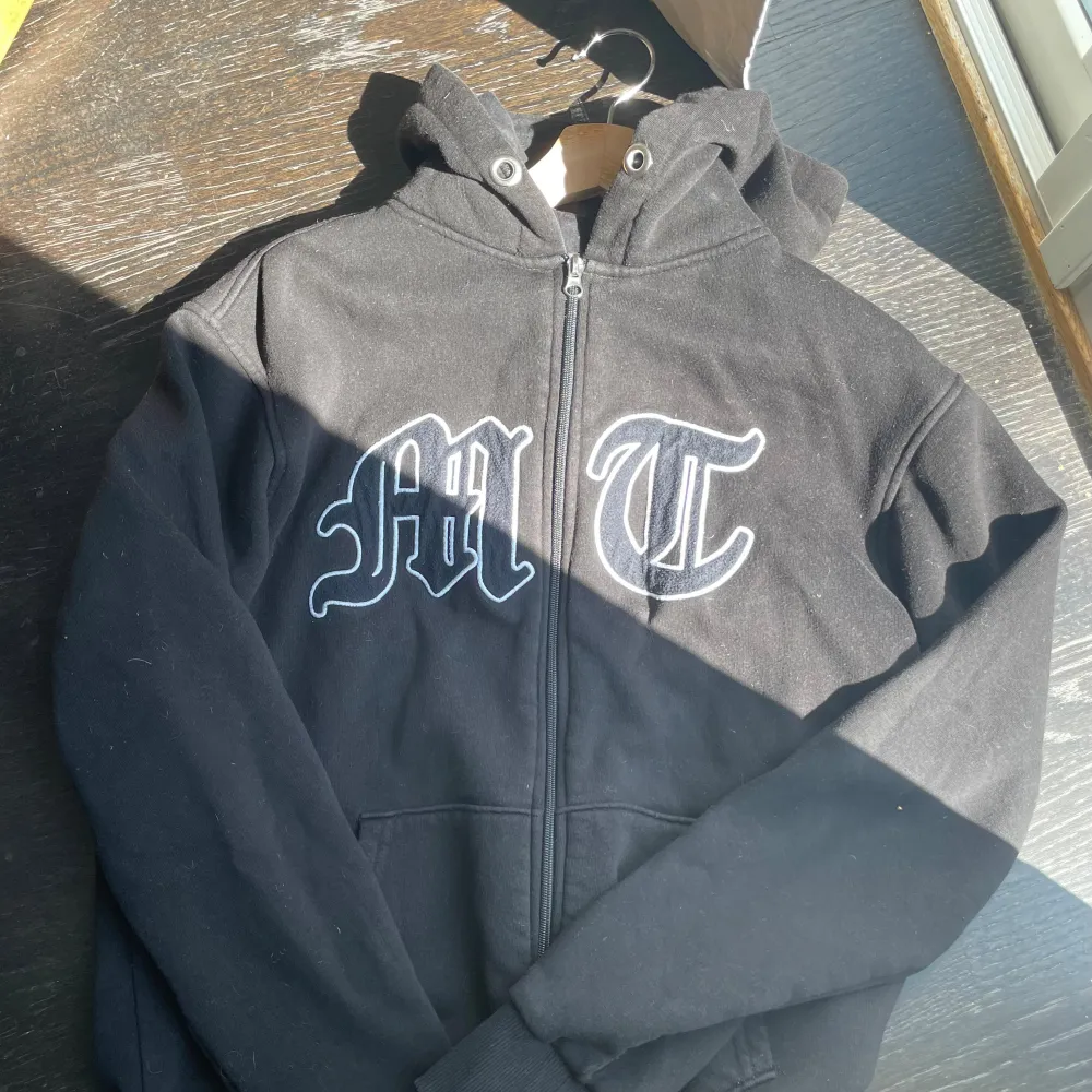 Tuttolente hoddie som jag inte inte andvänder längre och därför säljer jag den. Storleken är XL men sitter mer som en L eller stor M. Skriv dm för frågor. Hoodies.