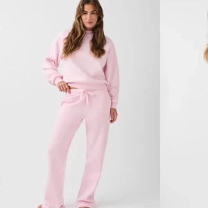 Rosa mjukisset  - Säljer hoodie och mjukisbyxor från Gina 