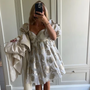 Super söt klänning  - Säljer denna superfina klänning från asos! Den är använd en gång men fortfarande i nytt skick! Nyskick -1600 Buda!!