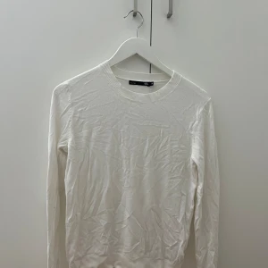 Vit tunn stickad tröja  - Jätte fin, skön stickad tröja från lager 157 strl M men skulle säga att den är som en xs/s. Den är väldigt skrynklig nu men tvättar och stryker den såklart innan jag skickar den, skriv gärna vid frågor 💕