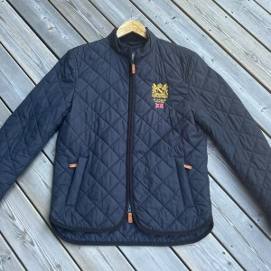 Morris quilted jacket - Morris svart jacka, Herr stl S  Svart vadderad jacka med quiltad design och en logotyp på bröstet. Jackan har en dragkedja framtill och två fickor med dragkedja på sidorna. NYPRIS 2000 kr  En perfekt höst/vår jacka🔥