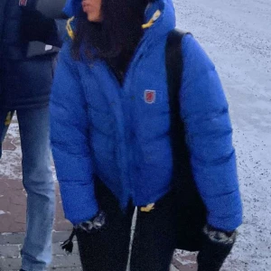 Blå fjällräven jacka - Säljer nu min blåa fjällräven jacka i storlek xxs som passar mig med xs-s jättebra, är i lite modellen (nyaste). Använd i vintras endast, har endast en liten defekt på baksidan som jag sytt ihop (går att laga mycket bättre med tex laglapp). 🩵