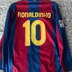 Ronaldinho tröja  - Ronaldinho tröja från säsong 2007, tröjan är väldigt bra skick har haft på mig den ett par gånger men mest upphängd på väggen 
