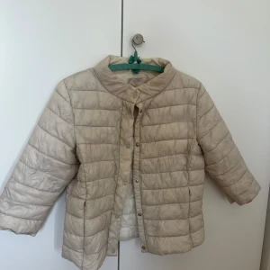 Vit trekvartsärmad jacka  - Jätte snygg trekvartsärmad jacka i bra skick. 