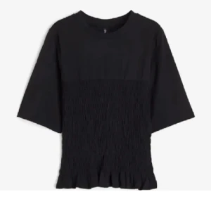 Smockad topp🐆 - Säljer denna trendiga toppen ifrån hm, då jag har två stycken🐆⭐️🥂