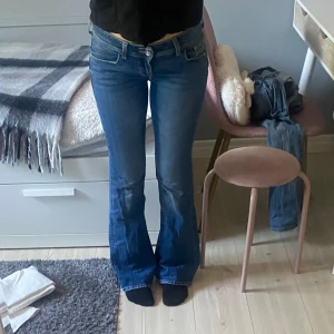 low waist flare hm jeans - lågmidjade mörkblåa utvsämgda jeans från hm. Slutsålda på hemsidan! Väldigt stretchiga! De är lite slitna längst ner och det finns en liten fläck på högra knäet, men inget som märks och den gör förmödligen bort i tvätten! Läs bio innan köp! ❤️