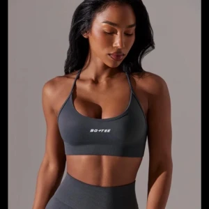 Helt ny sport bh - Helt ny sport bh från Bo Tee. Ej använd. Säljer den för att den är för liten för mig. Kontakta vid mer info. Pris kan diskuteras.