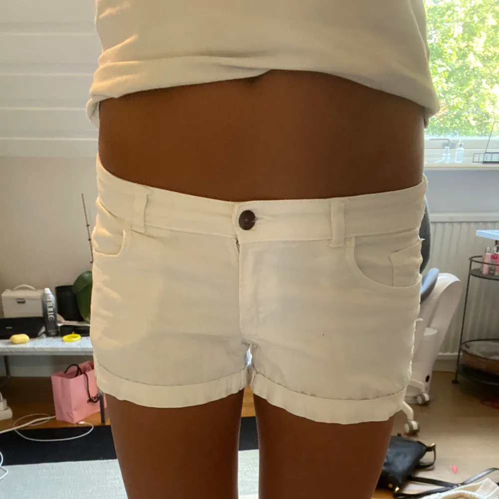 Lågmidjade jeansshorts från gamla hm🤗 supersköna o stretchiga!. Shorts.