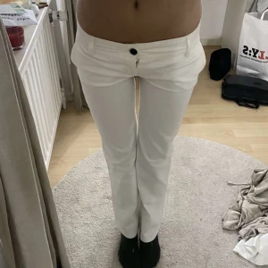 Lågmidjade byxor - Säljer mina favorit byxor då dem tyvärr blivit försmå☹️, sitter helt perfekt på kroppen och dem är väldigt bekväma, materialet är denim❤️köpta på zara för flera år sedan, de är i superfint skick 