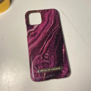 Ideal of Sweden skal - Ett mobil skal från ideal of Sweden till IPhone X/Xs. Är inte 100 men jag har kollat måtten för båda telefonerna och det stämmer med skalet!😁 Skriv vid funderingen eller tryck gärna på köp nu😁