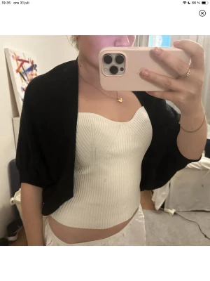 Bolero - Säljer världens snyggaste bolero i mjukt stickat material, perfekt till vardag men funkar även till finare tillfällen☺️ inga defekter och inprincip i nyskick❤️