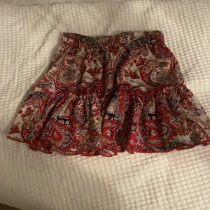 Kjol  -  Knappt använd nytt skick  Resår i midjan