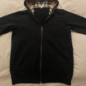 Burrberry zip hood  - Hej, jag säljer en burberry zip hoodie i perfekt skick. Tröjan är i storlek M och är bra pass from för även S