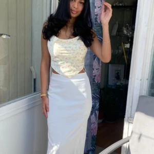 Satin topp - Super fin satin topp som knyts baktill i blommig mönster från Gina tricot i storlek xs 🥰