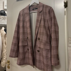 Rutig kavaj - Rosa-rutig kavaj från Gina Tricot. Storlek 36, knappt använd 🩷