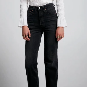 Levis ribcage straight - Svarta basic byxor från levis. Kommer inte längre till någon användning🤗