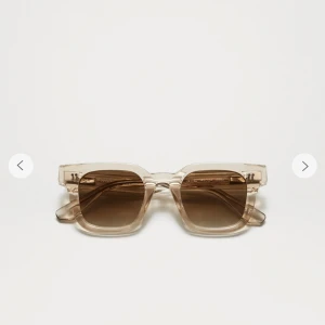 Chimi 04 Ecru  - Jag säljer ett oss jätte fina chimi solgasögon, i väldigt bra skick. Jag har använt dom ca 5 gånger. Original priset är 1 350 kr. Säljer pga att de inte passar min ansiktsform. De har inga skador på sig och är allmänt i bra skick. 