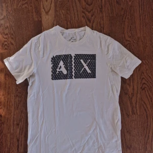 Armani Exchange T-Shirt - Säljer denna Armani Exchange T-Shirt som jag aldrig använder längre. Den är i Storlek S. Säljer för 149:-