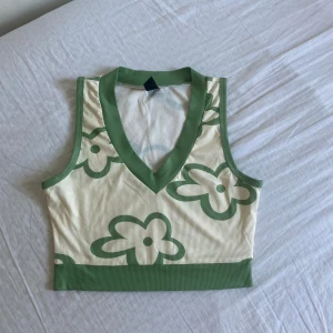 grön vit blommig topp - grön vit blommig topp som är kort och passar fint med allt (skriv ifall du har några funderingar🤍)