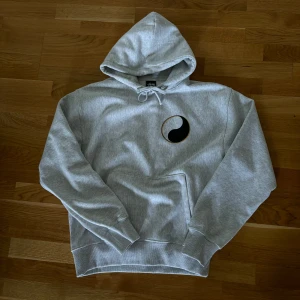 Our Legacy x Stussy - Our Legacy x Stussy pigment dye hoodie i M (sitter lite större), köpt på workshoppen. Använd 2-3 gånger otvättad. 9/10 1000kr. Skriv innan köp!