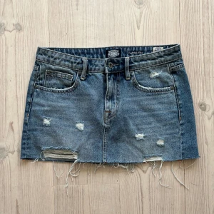 Blå lågmidjad jeanskjol  - Lågmidjad jeanskjol från Crocker i storlek S som jag har gjort om från en längre kjol. Passar även M. Tvärs över midjan är det 39 cm och längs med sidan är det 31 cm. Fint skick. Använd gärna köp nu!