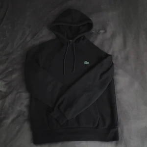 Lacoste Hoodie  - Lacoste Hoodie i bra skick