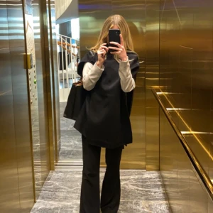 Poncho från COS - Poncho vårjacka höstjacka i fint skick, 60% ull 40% lyocell.  Omlott med scarf  Bilder 2,3,4 är lånade