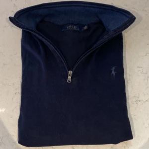 Ralph Lauren Halvzip - Säljer nu denna asfeta Ralph Lauren Halvzip i ett gott skick! Storleken är M men kan passa S med. Nypris ligger på 1599kr❌ mitt pris endast 399kr✅ Hör av dig vid minsta lilla fundering!! 😀😊
