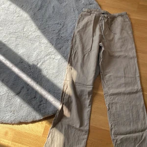 Två stycken linnebyxor från bikbok i storlek XS - Dom här linne byxorna är väldigt fina men kom tyvärr inte till användning. Köptes för längesedan för ungefär 499kr styck💘  Och nu säljer ja båda för 115kr😍😍❤️