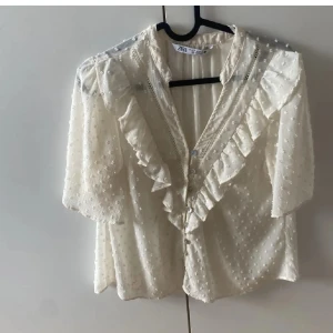 Zara blus  - Säljer denna blus från zara i nyskick då jag inte riktigt tyckte att den passade mig💕💕