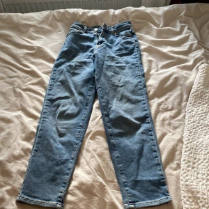 Jeans gina tricot - Blå Mom jeans ifrån Gina trikot i strl 34 Innerbenslängd: 68 cm Ytterbenslängd:88 cm Midja:68 Pris kan diskuteras Mycket fint skick ock tvättas innan de skickas💗