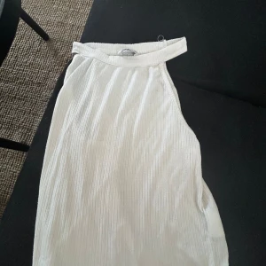 ribbat linne  - as snyggt vitt ribbat linne med bredare band runt halsen😊