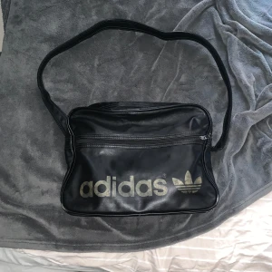 Svart adidas väska - Riktigt snygg adidasväska i mycket bra skick