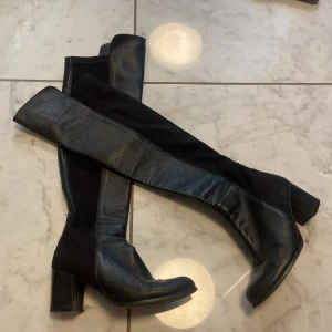 Höga stövlar i läder och stretch, stl 38 - Höga stövlar i läder och stretch, stl 38. Supersköna, knappt använda. 