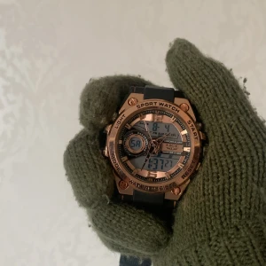 Bronze svart klocka - Klockan är ny och oanvändbart jag köpte den för 1000kr men jag använde aldrig denna klockan, om någon är intresserad kontakta mig gärna. 