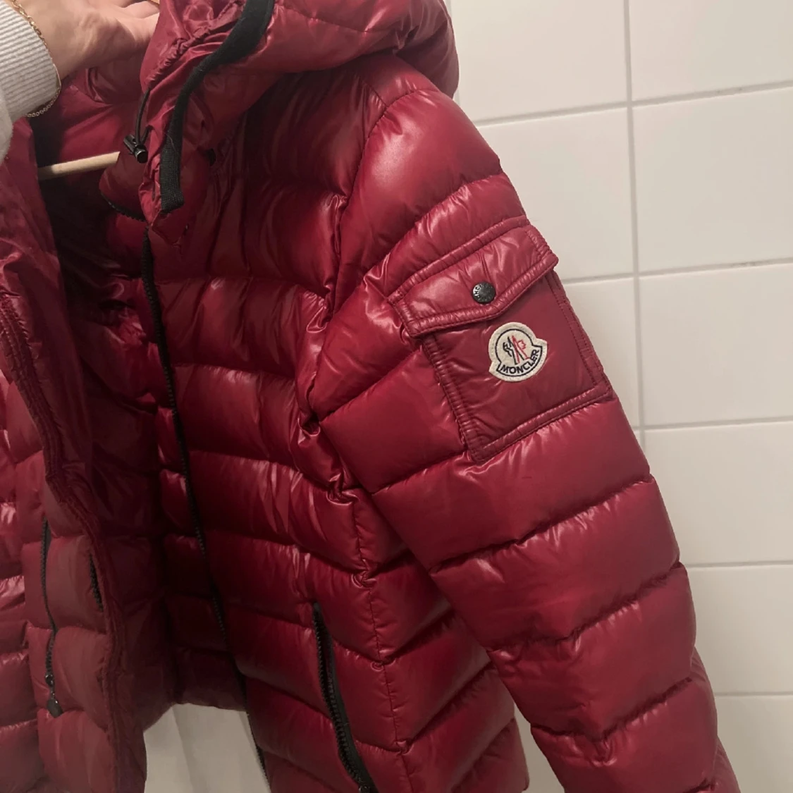 Röd äkta Moncler (80% rabatt)
