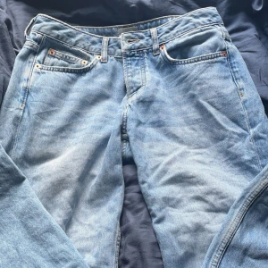 Lager 157 jeans - Super fina mid rise jeans från lager 157 som tyvärr är för stora för mig. De är i strl S men skulle säga att de är lite stora, perfekt om man vill att de ska sitta lågmidjat. Hör gärna av dig om du har frågor💕