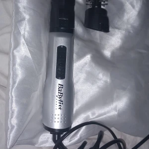 Babyliss värmetång volym  - Använd några gg o en ny rull volum svsrt tillhörande borste att sätta på tången medföljer nypris 899 mitt pris 299