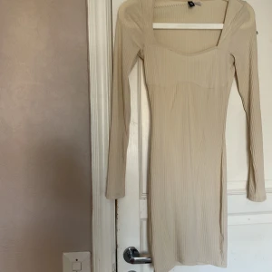 klänning från h&m🩷 - créme vit klänning ifrån hm med tight passform (ljusare i verkligheten). storlek XS och sparsamt använd, inga defekter🩷 pris kan diskuteras privat🩷