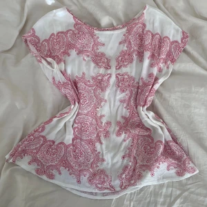 mönstrad tröja - Super fin röd och vit mönstrad tröja (liten fläck på tröjan som inte är jättetydlig men det kan vara värt att nämna, se sista bilden)