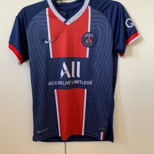 PSG Mbappé tröja - Paris saint germain tröja med Mbappe där bak. Storlek 176, men passar XS o S. 