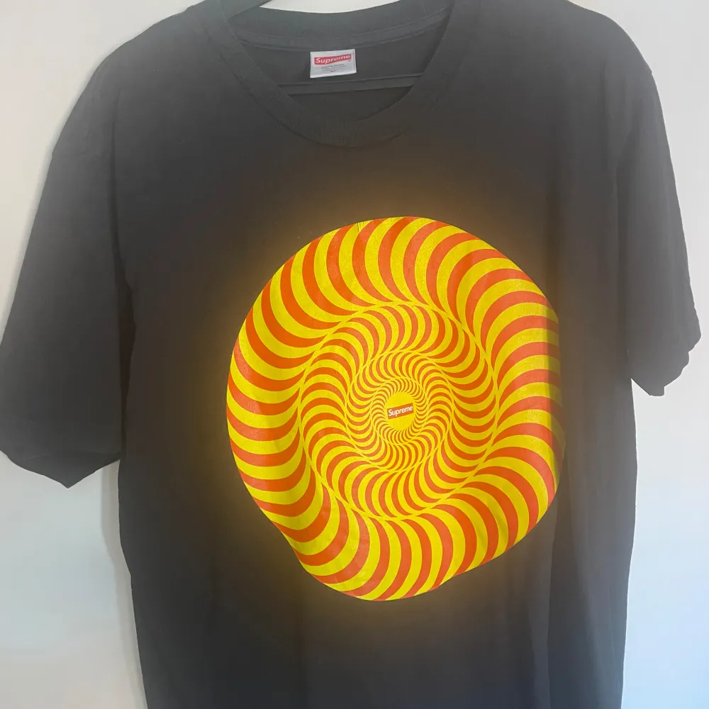 Supreme Spitfire Classic Swirl T-shirt i storlek M men stor så kan passa L. Köpte i london när den precis släpptes och bara testat på 2 gånger. Lägger detta pris men är öppen för offers. Påse och kvitto finns . T-shirts.