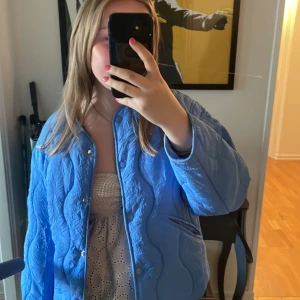 Quiltad jacka  - Quiltad jacka från hm jättefin blå färg storlek xs men passar mig som brukar ha s💕