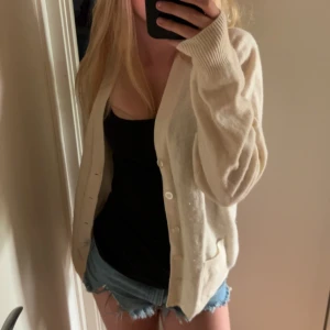 Kofta - Säljer denna jättemysiga koftan då den tyvärr inte kommer till användning. Perfekt till sena sommarkvällar!💓 skriv privat vid frågor 🥰