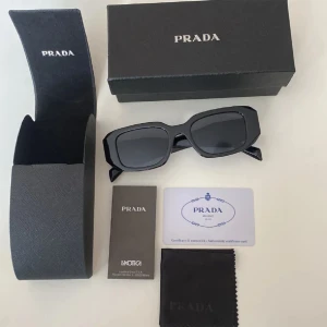 Prada solglasögon  - Hej! Säljer mina Prada solglasögon som jag har använt lite men har så många olika så känner att jag inte behöver just dessa!   Allt på bilden skickas med! 😁