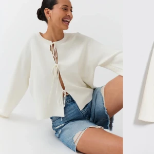 Stickad kofta  - Säljder denna fina kofta från gina tricot som är slutsåld! Storlek xs🤍 Använd 1 gång<33