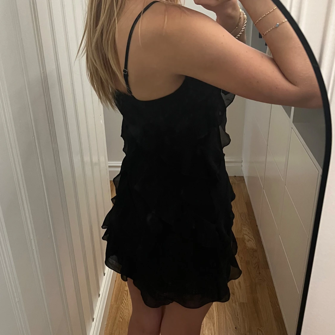 Svart klänning volanger nelly - 91